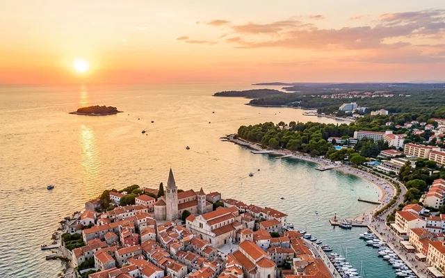 Poreč u zalasku sunca — staro jezgro na poluostrvu sa zvonikom, ostrvce na moru i marina, istarska obala Jadrana, Hrvatska