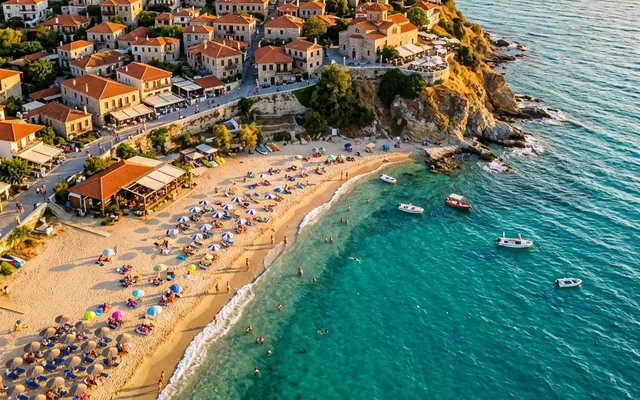 Afitos — tradicionalno selo od kamena na litici nad morem, taverne i peščana plaža sa suncobranima u podnožju, Kasandra, Halkidiki
