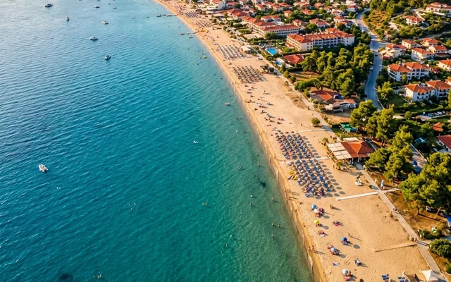 Fourka — duga peščana plaža sa suncobranima i borovima, mirno letovalište i brodići na tirkiznom moru, zapadna Kasandra, Halkidiki