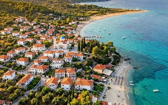 Kalandra — selo sa plavokupolnom crkvom i crvenim krovovima, duga peščana plaža i rt sa svetionikom u daljini, Kasandra, Halkidiki