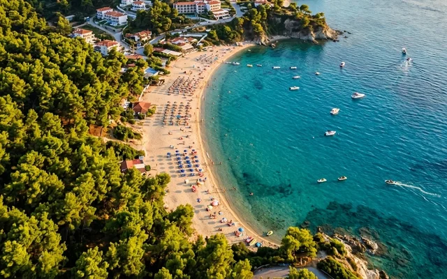 Kriopigi — peščana uvala u zagrljaju borove šume, ležaljke i brodići na tirkiznom moru, Kasandra, Halkidiki