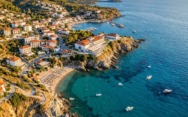 Loutra — mirno selo na zelenoj padini, mala marina i peščana plaža uz stenoviti rt, jug Kasandre, Halkidiki