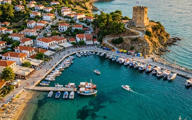Nea Fokea — vizantijska kula na rtu iznad ribarske luke s brodićima, selo i tirkizno more, Kasandra, Halkidiki