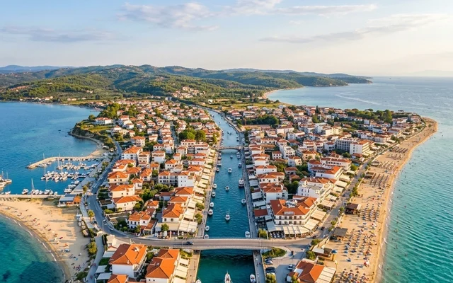 Nea Potidea — kanal koji preseca prevlaku sa mostom, marina i duga peščana plaža na dva zaliva, Kasandra, Halkidiki