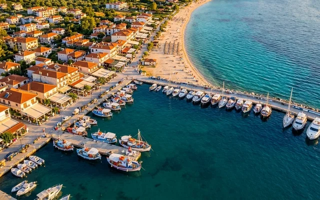Nea Skioni — ribarska luka sa šarenim brodićima duž mola, taverne uz obalu i peščana plaža, jug Kasandre, Halkidiki