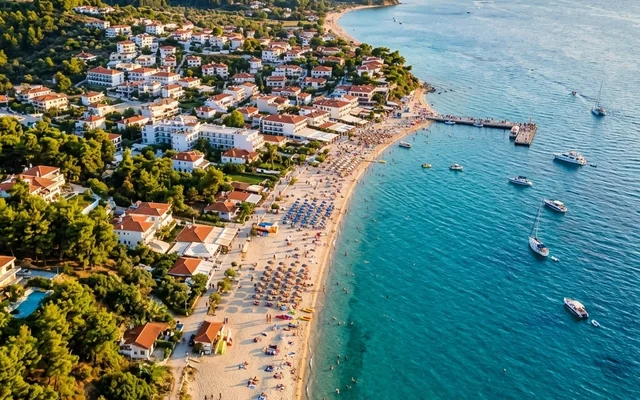Pefkohori — duga peščana plaža sa ležaljkama, živo letovalište uz borove i jahte na tirkiznom moru, Kasandra, Halkidiki