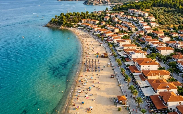 Polihrono — duga peščana plaža sa nizovima ležaljki, porodično letovalište i brodići na bistrom moru, Kasandra, Halkidiki