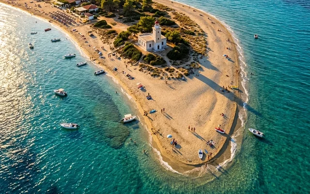 Possidi — peščani rt sa svetionikom koji zalazi duboko u more, plitko tirkizno more sa obe strane i brodići, Kasandra, Halkidiki