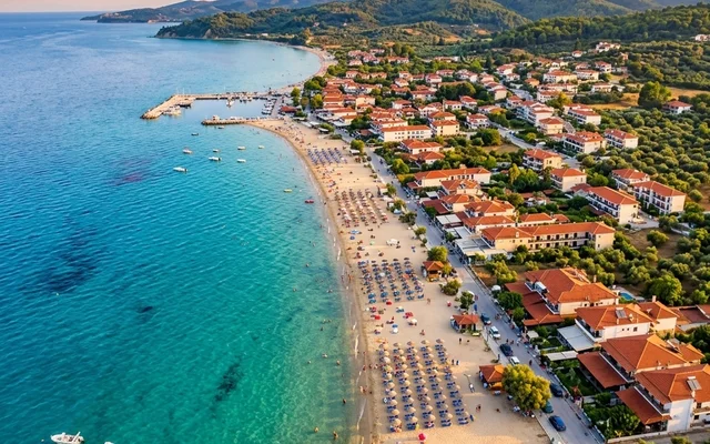 Siviri — duga peščana plaža sa nizovima ležaljki, mirno letovalište u zelenilu i molo, zapadna Kasandra, Halkidiki