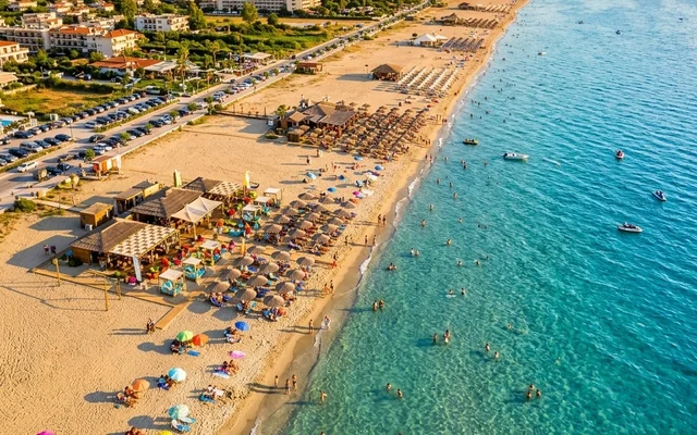 Korinos — duga peščana plaža sa suncobranima i beach barovima, mirno letovalište uz zelena polja, Olimpska rivijera, Grčka