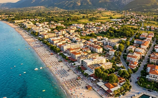 Leptokarija — duga plaža sa ležaljkama i letovalište u zelenilu u podnožju Olimpa, Olimpska rivijera, Grčka