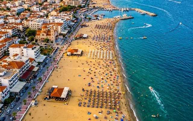 Paralija — široka peščana plaža puna suncobrana, živo šetalište sa crkvom i molo uz more, Olimpska rivijera, Grčka