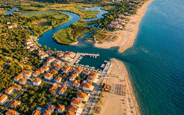 Stomio — ušće reke Pinios u more, duga peščana plaža i marina uz bujno zelenilo, Olimpska rivijera, Grčka