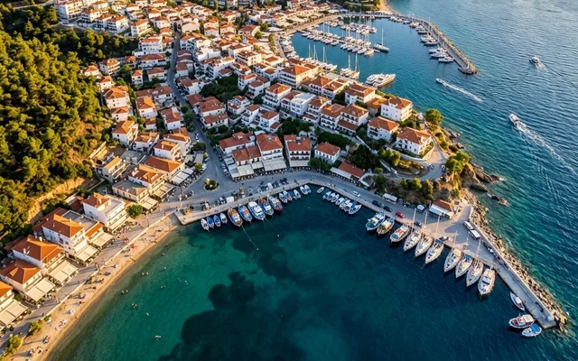 Neos Marmaras — živo letovalište na padini nad morem, marina puna jahti i molo sa brodićima, Sitonija, Halkidiki
