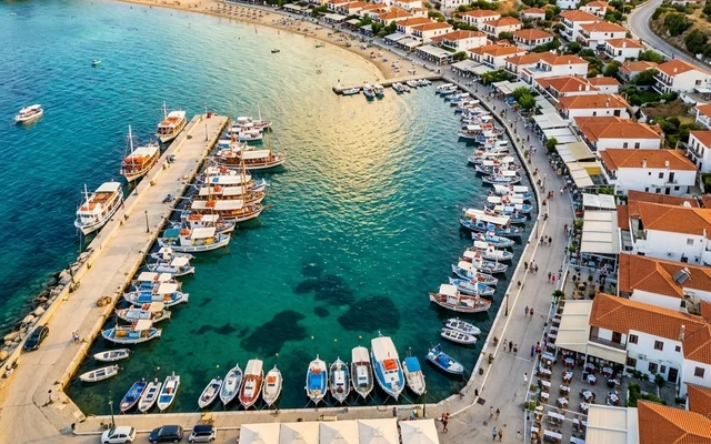 Ormos Panagias — ribarska luka sa šarenim brodićima i izletničkim brodovima duž mola, taverne uz obalu, Sitonija, Halkidiki