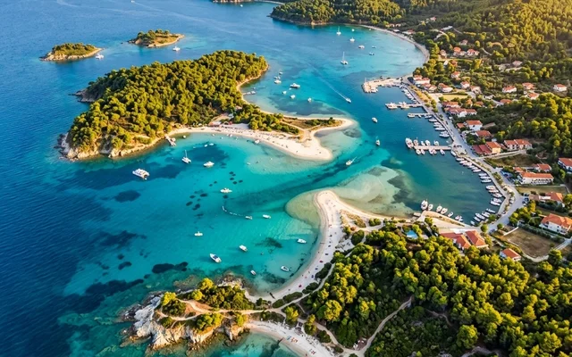 Vourvourou — tirkizna laguna sa zelenim ostrvcima arhipelaga Diaporos, plićaci i jedrilice na moru, Sitonija, Halkidiki